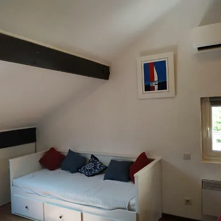 St Joseph: Studio Meuble Fibre Proche Gare *